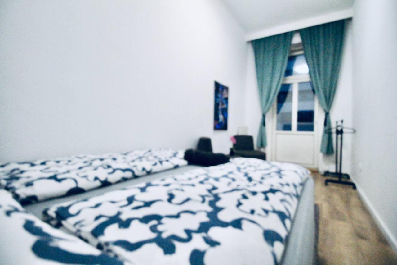 Modern Double Room Js B Виена Екстериор снимка