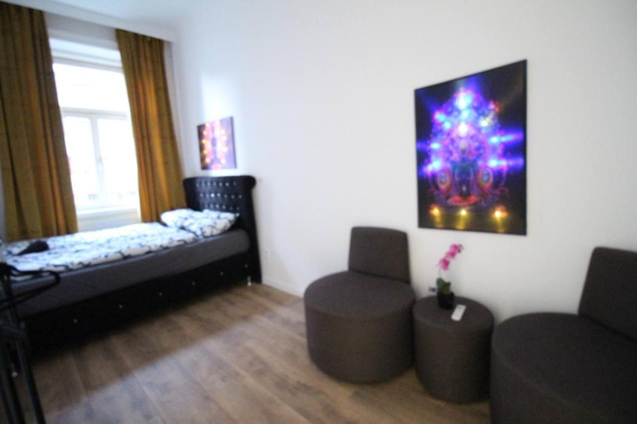 Modern Double Room Js B Виена Екстериор снимка